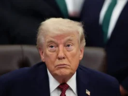 Aprobación de Trump cae a mínimo histórico tras tiroteo y presión económica, revela encuesta Reuters/Ipsos popularidad trump 2026