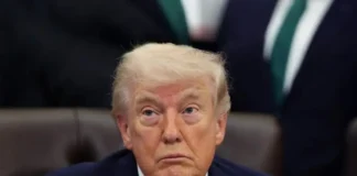 Aprobación de Trump cae a mínimo histórico tras tiroteo y presión económica, revela encuesta Reuters/Ipsos popularidad trump 2026