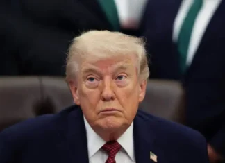 Aprobación de Trump cae a mínimo histórico tras tiroteo y presión económica, revela encuesta Reuters/Ipsos popularidad trump 2026