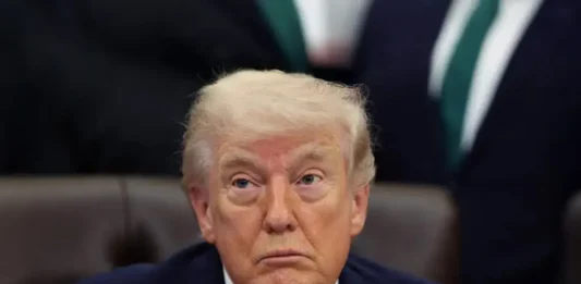Aprobación de Trump cae a mínimo histórico tras tiroteo y presión económica, revela encuesta Reuters/Ipsos popularidad trump 2026