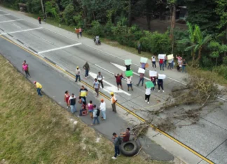 Bloqueos petroleros en Tabasco aumentan pese a millonaria inversión social protestas petroleros tabasco pemex