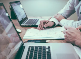 SAT advierte multas a trabajadores en 2026: estas acciones pueden costarte miles de pesos sat trabajador oficina