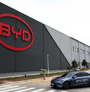 BYD supera a Tesla en ventas, pero sus ganancias caen: la otra cara del liderazgo eléctrico venta autos BYD a la baja