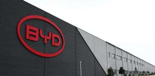 BYD supera a Tesla en ventas, pero sus ganancias caen: la otra cara del liderazgo eléctrico venta autos BYD a la baja
