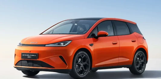 BYD Dolphin híbrido enchufable sorprende con motor a gasolina y nuevo diseño BYD Dolphin cargador