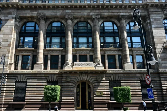 Banxico recorta su tasa de interés y la deja en 6.50