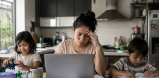 Las madres mexicanas sostienen la economía invisible: trabajan más, ganan menos y cargan con el sistema de cuidados