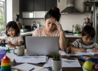 Las madres mexicanas sostienen la economía invisible: trabajan más, ganan menos y cargan con el sistema de cuidados
