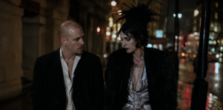 La intensa relación entre Alexander McQueen e Isabella Blow llegará al cine con Olivia Colman y Russell Tovey