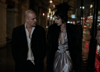 La intensa relación entre Alexander McQueen e Isabella Blow llegará al cine con Olivia Colman y Russell Tovey