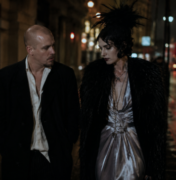 La intensa relación entre Alexander McQueen e Isabella Blow llegará al cine con Olivia Colman y Russell Tovey
