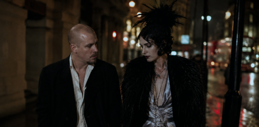 La intensa relación entre Alexander McQueen e Isabella Blow llegará al cine con Olivia Colman y Russell Tovey