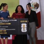 Claudia Sheinbaum dona su boleto inaugural del Mundial a Yolett Cervantes Claudia Sheinbaum dona su boleto inaugural del Mundial a Yolett Cervantes