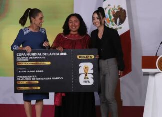 Claudia Sheinbaum dona su boleto inaugural del Mundial a Yolett Cervantes Claudia Sheinbaum dona su boleto inaugural del Mundial a Yolett Cervantes