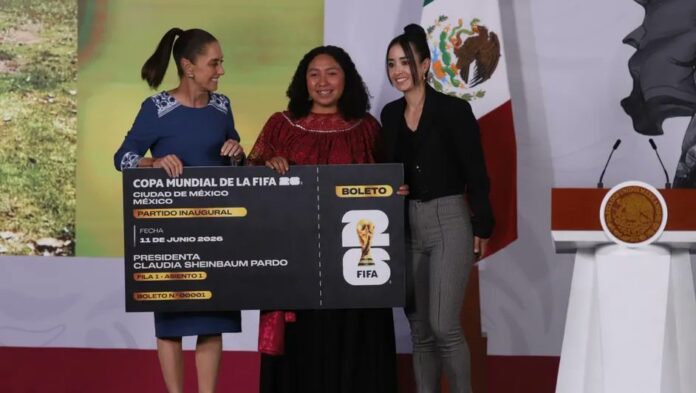 Claudia Sheinbaum dona su boleto inaugural del Mundial a Yolett Cervantes