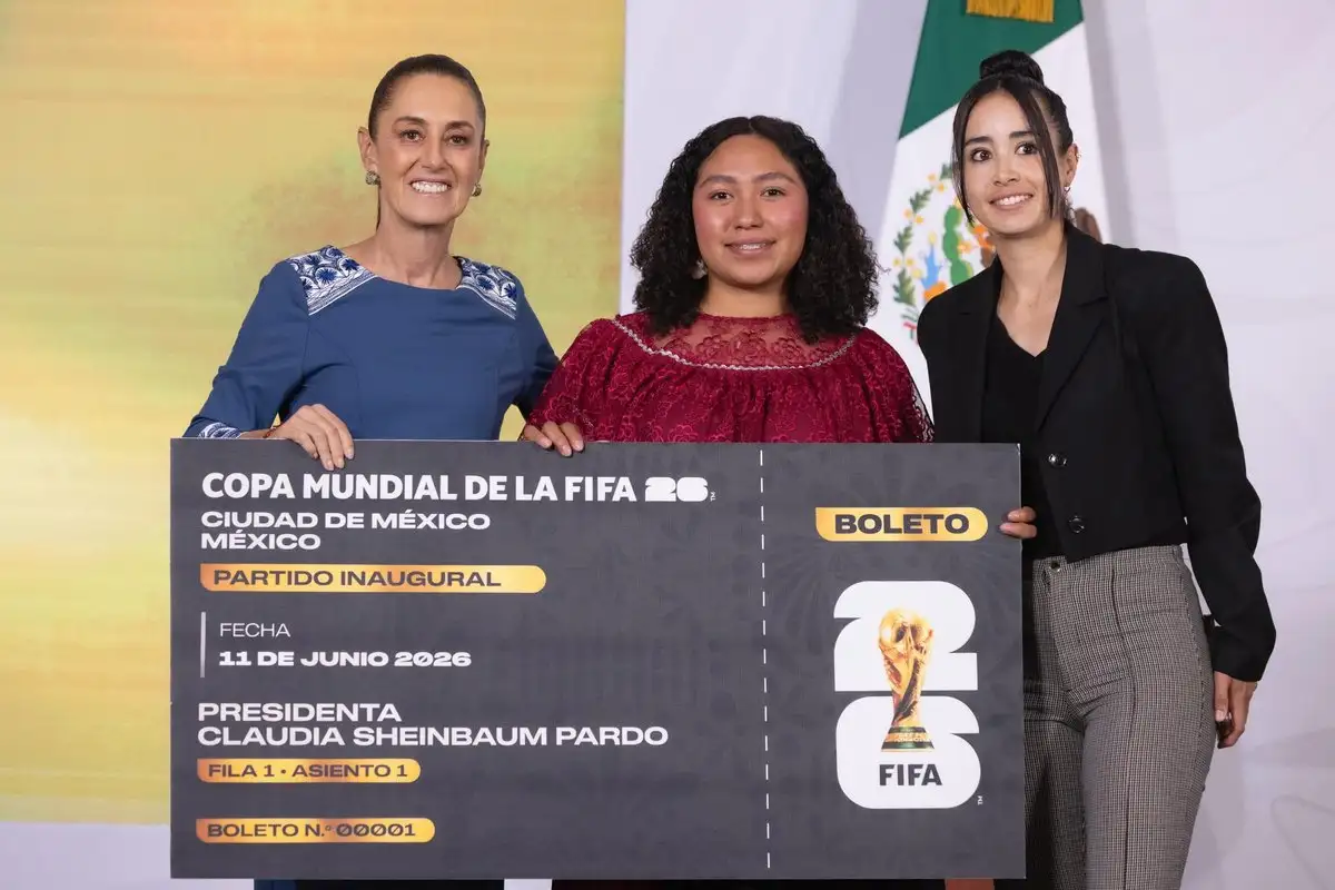 Claudia Sheinbaum dona su boleto inaugural del Mundial a Yolett Cervantes