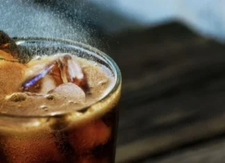 ¿La coca con limon ayuda al dolor de estomago? La coca con limon ayuda al dolor de estomago