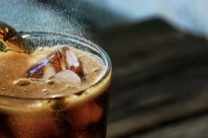 La coca con limon ayuda al dolor de estomago La coca con limon ayuda al dolor de estomago