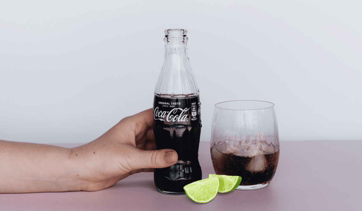 La coca con limon ayuda al dolor de estomago