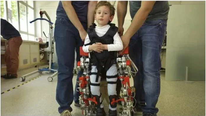 Nuevo robot ayuda a niños con atrofia muscular a ponerse de pie y recuperar movilidad