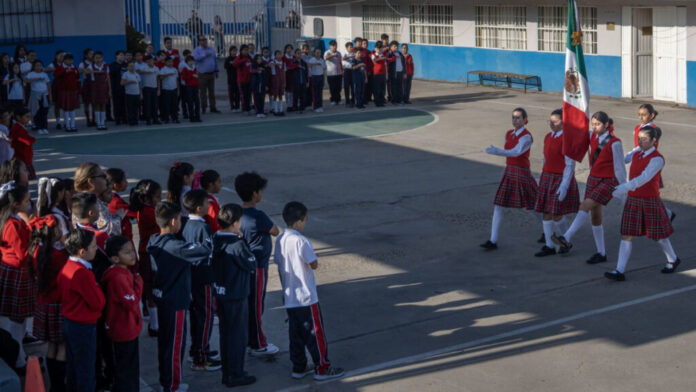Padres de Familia arremeten contra SEP por adelantar fin de clases Padres de Familia arremeten contra SEP por adelantar fin de clases