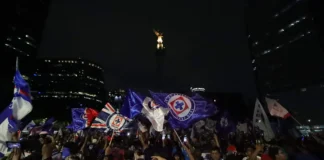 Cruz Azul conquista la décima y desata fiesta masiva en el Ángel de la Independencia aficion cruz azul angel independencia