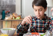 Cinco alimentos que parecen inofensivos pero pueden ser peligrosos para niños menores de 12 años alimentos dañinos niños