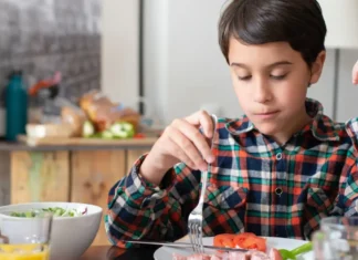 Cinco alimentos que parecen inofensivos pero pueden ser peligrosos para niños menores de 12 años alimentos dañinos niños