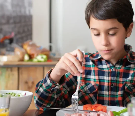 Cinco alimentos que parecen inofensivos pero pueden ser peligrosos para niños menores de 12 años alimentos dañinos niños