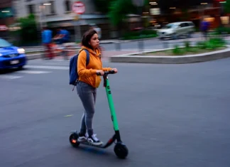 CDMX exigirá placas a scooters y motos eléctricas: estos vehículos quedan exentos emplacamiento scooters y motos