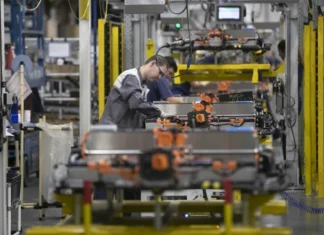 China acelera conquista automotriz y compra fábricas abandonadas en Europa fabrica autos chinos