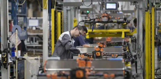 China acelera conquista automotriz y compra fábricas abandonadas en Europa fabrica autos chinos