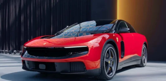 El Ferrari eléctrico de 550 mil euros desata burlas en internet: lo comparan con Nissan y divide a los fans ferrari electrico