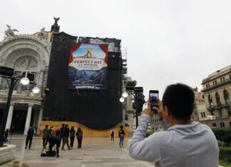 Greenpeace despliega manta en Bellas Artes contra proyecto Perfect Day green peace mexico bellas artes