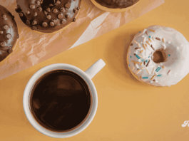 Donas de chocolate y café frío: la combinación que conquista los días de calor noticias donas con chcolate y cafe