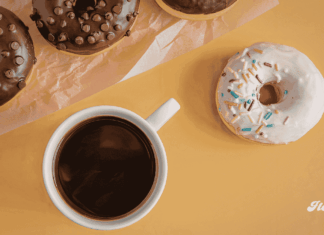 Donas de chocolate y café frío: la combinación que conquista los días de calor noticias donas con chcolate y cafe