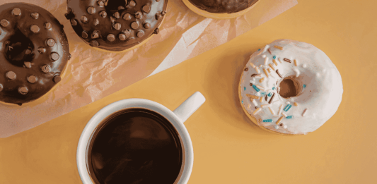 Donas de chocolate y café frío: la combinación que conquista los días de calor noticias donas con chcolate y cafe