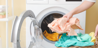 ¿Tu ropa sale con mal olor de la lavadora? Este podría ser el error que estás cometiendo al lavar olor lavar ropa