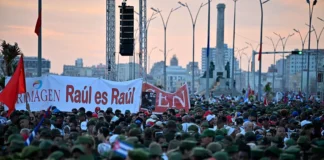 Miles de cubanos protestan frente a la Embajada de EE.UU. tras acusación contra Raúl Castro protsta cubanos estados unidos