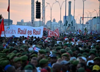 Miles de cubanos protestan frente a la Embajada de EE.UU. tras acusación contra Raúl Castro protsta cubanos estados unidos
