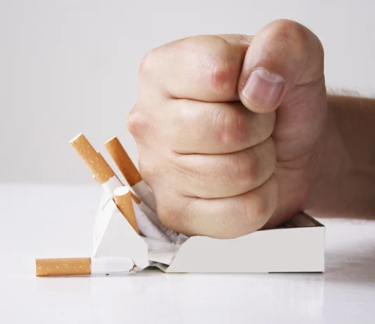 Dejar el cigarro podría proteger tu memoria y reducir el riesgo de demencia salud parar de fumar