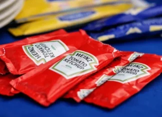 Adiós a los sobres de salsa: bares y restaurantes europeos comienzan a eliminarlos sobres de salsa