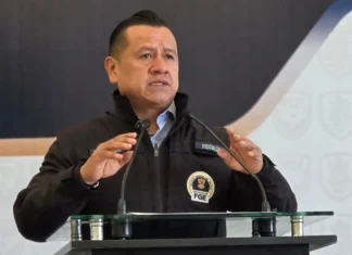 Fiscal de Michoacán pide licencia y entra a la contienda de Morena por la gubernatura de 2027 Carlos Torres Piña
