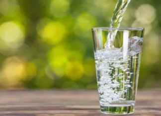¿Tomar agua mineral provoca piedras en los riñones? Esto dicen los especialistas agua mineral