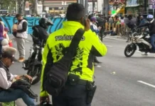 Ajolote llega a uniformes de policías de tránsito durante operativo mundialista en CDMX ajolotizacion-policias-transito