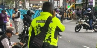 Ajolote llega a uniformes de policías de tránsito durante operativo mundialista en CDMX ajolotizacion-policias-transito