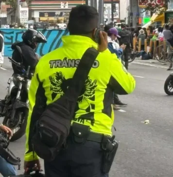 Ajolote llega a uniformes de policías de tránsito durante operativo mundialista en CDMX ajolotizacion-policias-transito