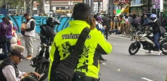 Ajolote llega a uniformes de policías de tránsito durante operativo mundialista en CDMX ajolotizacion-policias-transito