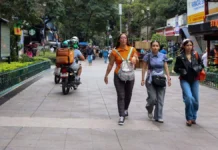 Tianguis de mercancía deportiva ilegal opera junto a la SSC en CDMX SSC