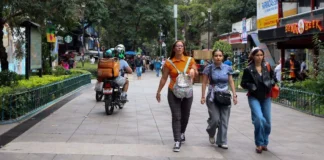 Tianguis de mercancía deportiva ilegal opera junto a la SSC en CDMX SSC